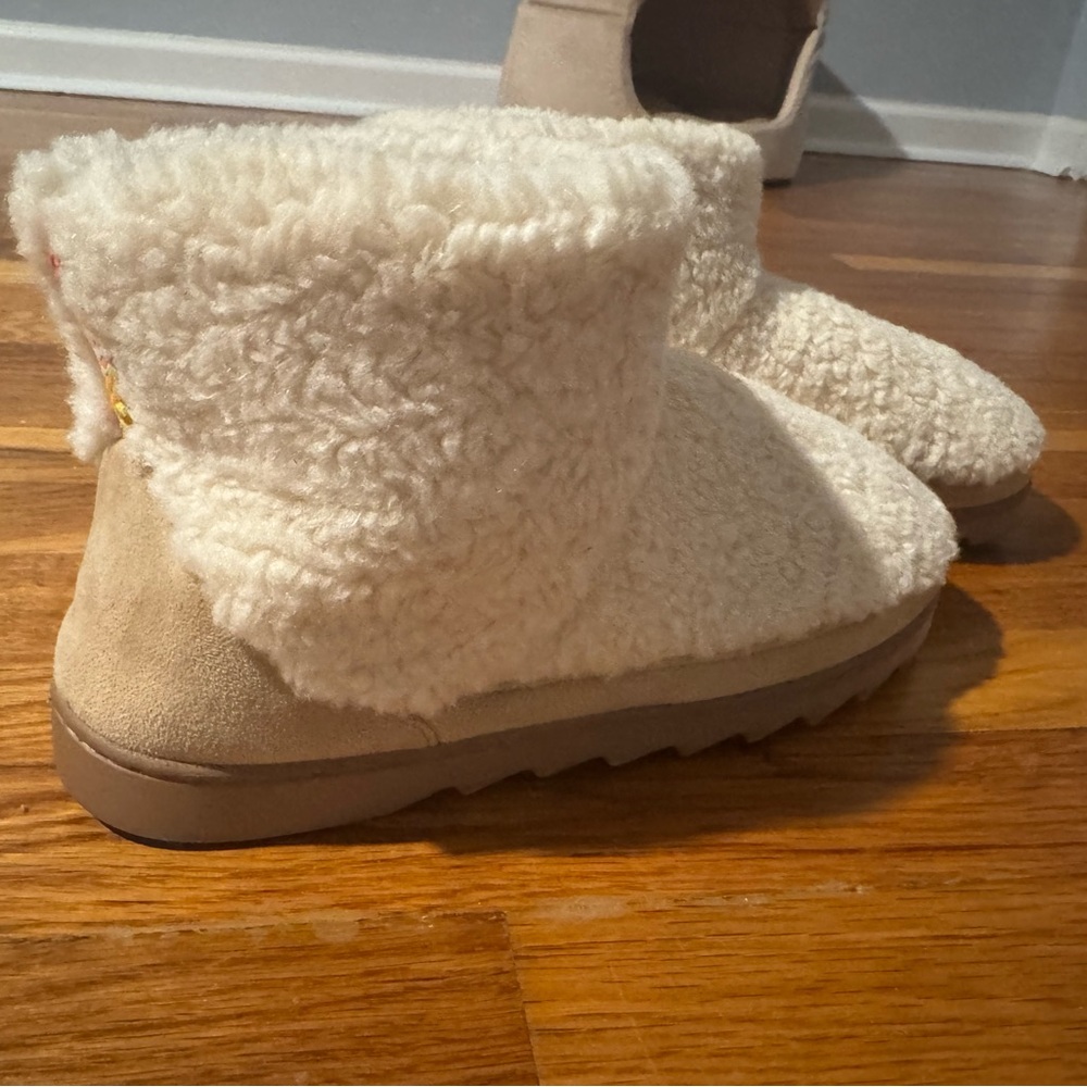 Dearfoams Cream and Tan Unisex Shearling Slippers/Booties